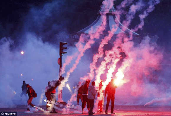 Bạo loạn trong lễ diễu hành ăn mừng vô dịch của PSG ảnh 2