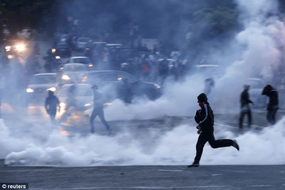 Bạo loạn trong lễ diễu hành ăn mừng vô dịch của PSG ảnh 7