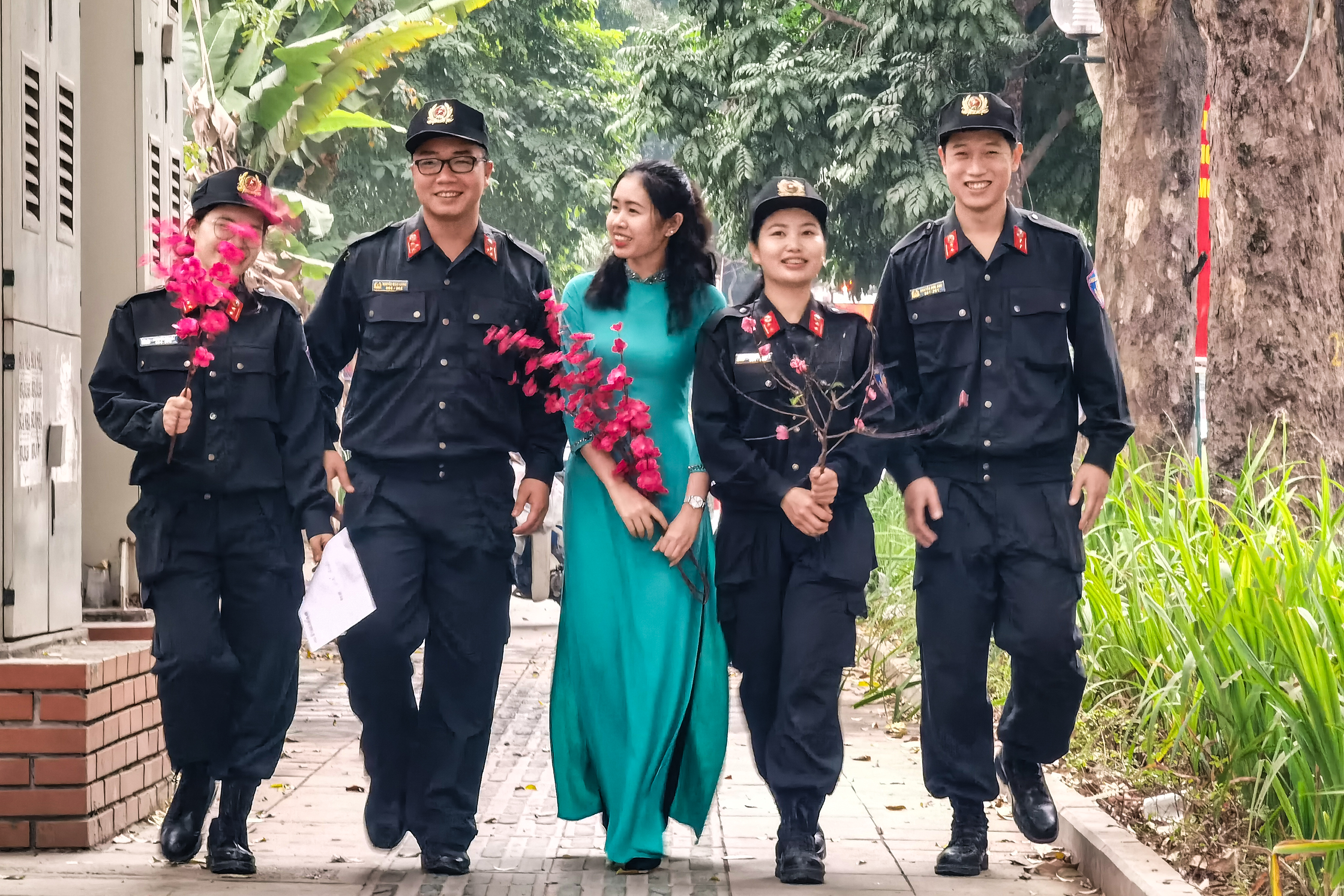 Cảnh sát cơ động Hà Nội thi tài gói bánh chưng đón Tết Quý Mão 2023, mang sắc xuân trên phố phường ảnh 16