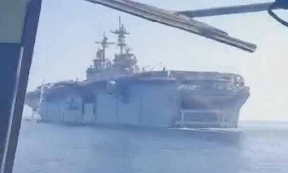 Tàu đổ bộ tấn công cực mạnh của Mỹ bị trực thăng Iran áp sát ảnh 2