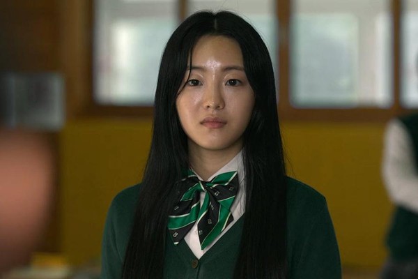 Mê mẩn nhan sắc của hai nữ diễn viên phim Ngôi trường xác sống