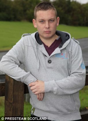 Anh trai, em gái yêu nhau trong thang máy ảnh 1