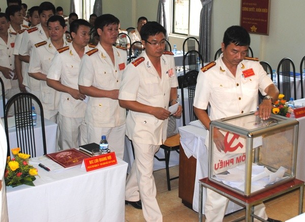 Các đại biểu bỏ phiếu bầu Ban chấp hành Đảng bộ Phòng CSHS