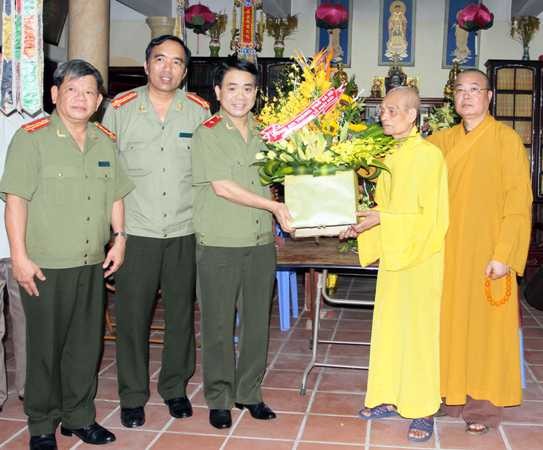 Thiếu tướng Nguyễn Đức Chung tặng quà cho Hòa thượng Thích Phổ Tuệ