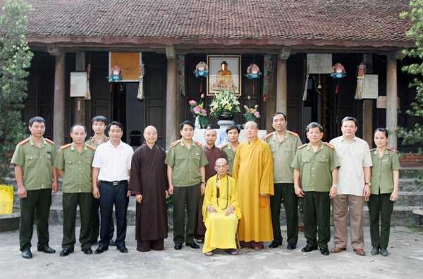 Hòa thượng Thích Phổ Tuệ và Thiếu tướng Nguyễn Đức Chung cùng đoàn công tác CATP Hà Nội, các vị hòa thượng, chư tôn đức giáo phẩm Giáo hội Phật giáo Việt Nam chụp ảnh lưu niệm tại chùa Viên Minh