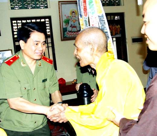 Thiếu tướng Nguyễn Đức Chung bày tỏ vui mừng, phấn khởi với Hòa thượng Thích Phổ Tuệ nhân Đại lễ Phật đản 2559