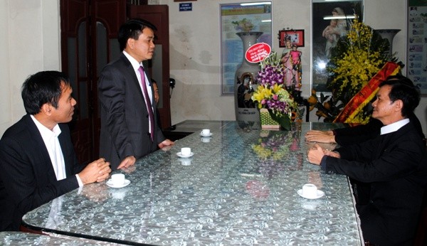 Thiếu tướng Nguyễn Đức Chung chúc mừng linh mục Trịnh Ngọc Hiên được bổ nhiệm làm Chính xứ Thái Hà