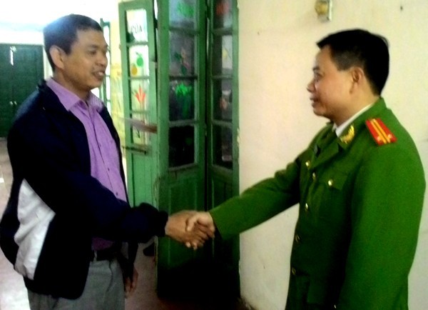 Đại diện chỉ huy CAP Nam Đồng biểu dương tinh thần trách nhiệm cao của anh Minh Thi