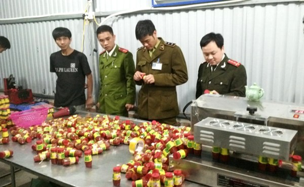 CAH Sóc Sơn và các đơn vị chức năng kiểm tra sa tế giả tại cơ sở sản xuất của Linh và Tấn ở thôn Dược Hạ, xã Tiên Dược, huyện Sóc Sơn