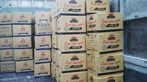 Những thùng sa tế giả thương hiệu của Công ty "T.P" được Tấn và Linh sản xuất tại cơ sở trong thôn Dược Hạ