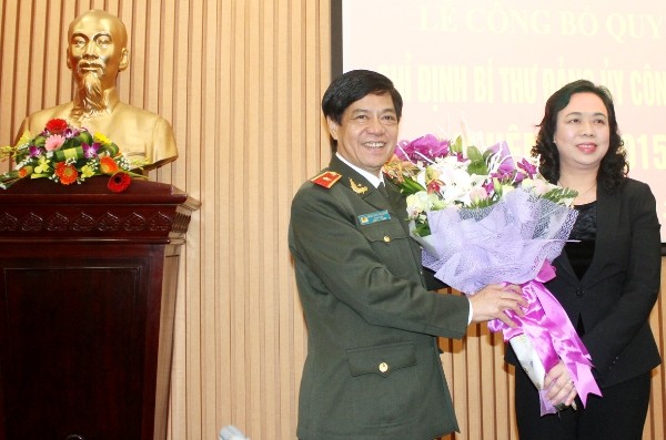 Đồng chí Ngô Thị Thanh Hằng tặng hoa chúc mừng Thiếu tướng Đoàn Duy Khương được Thành ủy Hà Nội chỉ định giữ chức Bí thư Đảng ủy CATP