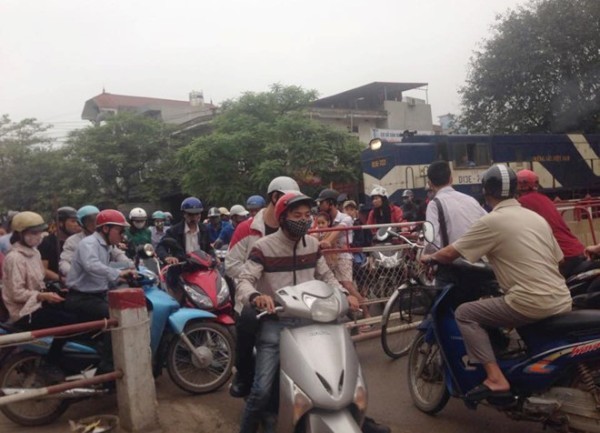 Hàng chục người dân đi xe máy cố tình len qua gác chắn khiến đoàn tàu phải dừng lại khẩn cấp để tránh TNGT nghiêm trọng có thể xảy ra