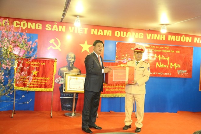 Bộ trưởng Bộ GTVT Đinh La Thăng tặng quà chúc mừng CBCS Phòng CSGT