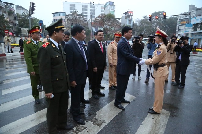 Cảnh sát giao thông Hà Nội ra quân đảm bảo ATGT đầu năm mới ảnh 6