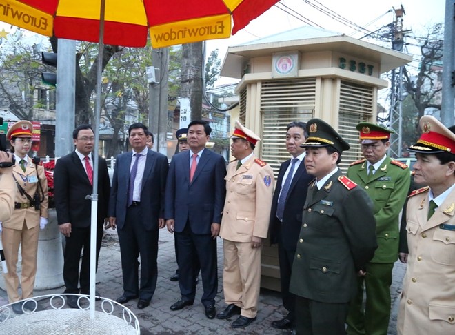 Đại tá Đào Vịnh Thắng-Trưởng phòng CSGT báo cáo với các đồng chí lãnh đạo công tác đảm bảo ATGT của đơn vị.