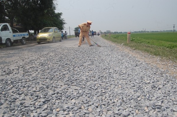 Giữa trưa nắng gắt, CSGT dọn “bẫy sỏi” trên quốc lộ 21B ảnh 3