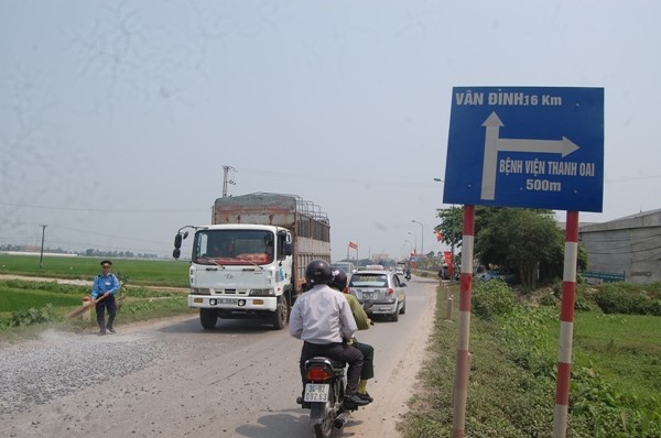 Giữa trưa nắng gắt, CSGT dọn “bẫy sỏi” trên quốc lộ 21B ảnh 2