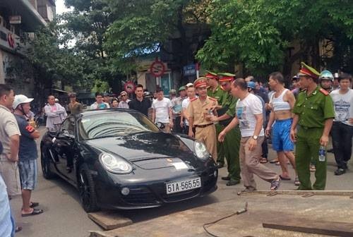 Lực lượng chức năng kiểm tra, xử phạt lái xe siêu sang vi phạm