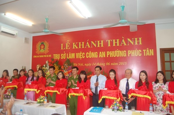 Các đại biểu cắt băng khánh thành công trình trụ sở CAP Phúc Tân