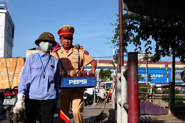 CSGT cứu giúp nam thanh niên thoát khỏi bánh ray tàu hỏa trong gang tấc ảnh 3