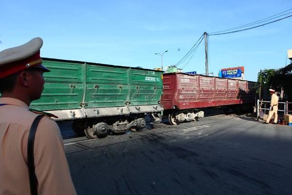 CSGT được tăng cường phân luồng, đảm bảo giao thông ở ngã ba không để người và phương tiện vượt qua đường tàu gây nguy hiểm, tai nạn