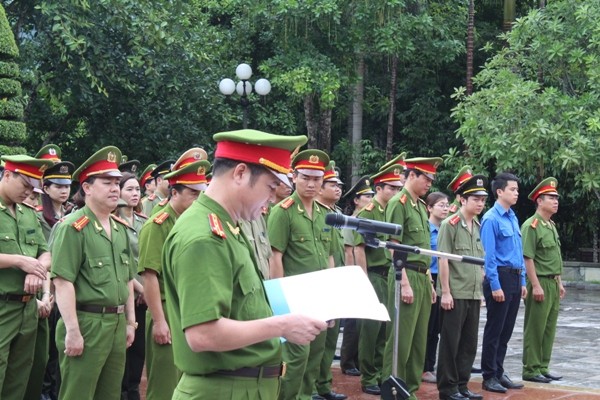 Đại tá Hà Mạnh Hùng thay mặt cán bộ chiến sỹ CAQ Hoàn Kiếm báo công dâng Bác tại Nha công an Trung ương