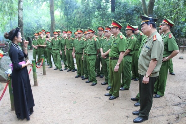 Đại tá Hà Mạnh Hùng - Trưởng CAQ Hoàn Kiếm cùng chỉ huy, cán bộ chiến sỹ trong đơn vị tìm hiểu về lán Nà Nưa nơi Bác Hồ từng sinh sống