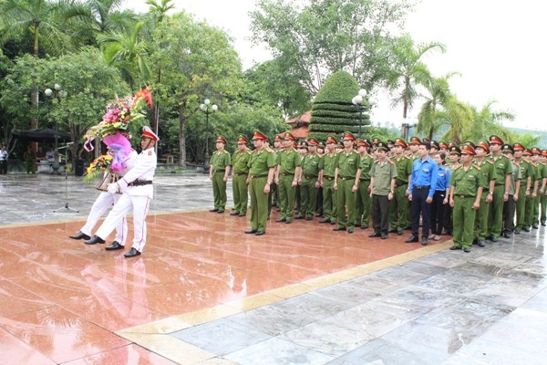 CAQ Hoàn Kiếm dâng hoa trước tượng đài Vì an ninh Tổ quốc