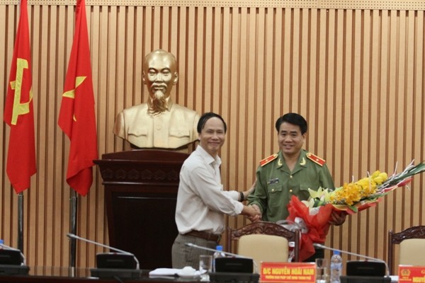 Đồng chí Nguyễn Hoài Nam chúc mừng Thiếu tướng Nguyễn Đức Chung, Giám đốc CATP Hà Nội vừa được bầu giữ cương vị Phó Bí thư Thành ủy
