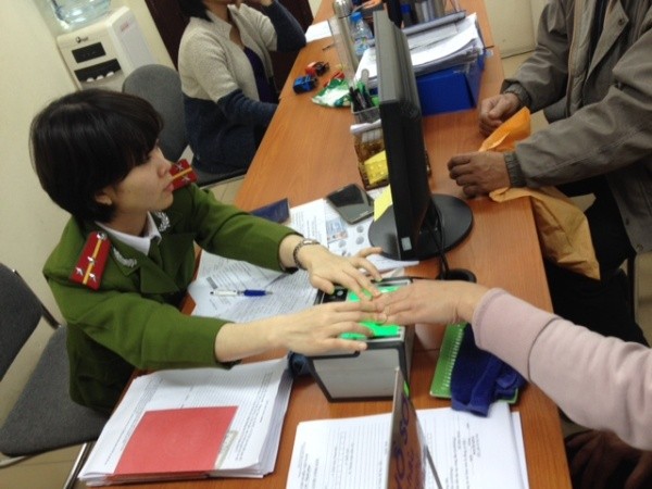 Sau khi kê khai xong thông tin, người dân sẽ được lấy dấu vân tay phục vụ cho việc cấp căn cước công dân