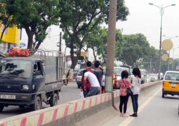 Nhiều người đi bộ vô tư vi phạm Luật Giao thông gây nguy hiểm cho bản thân và người khác