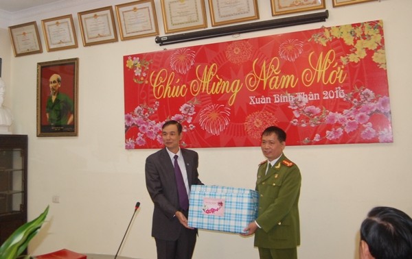 Đồng chí Phó Bí thư Thành ủy tặng quà chúc mừng CBCS Phòng CSHS