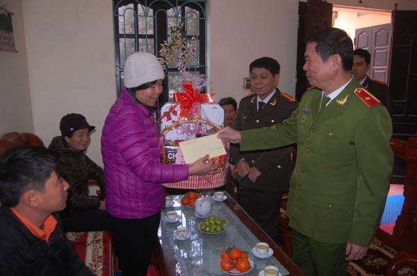 Thiếu tướng Đinh Văn Toản thay mặt Đảng ủy, Ban Giám đốc CATP Hà Nội đến thăm, tặng quà chúc Tết Trung úy Nguyễn Thị Hồng Hạnh và gia đình