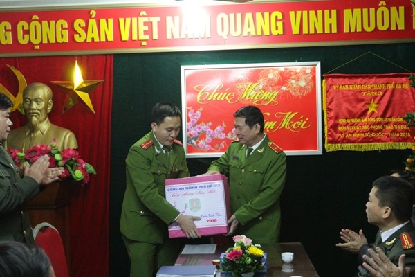 Thiếu tướng Đinh Văn Toản tặng quà, chúc Tết CBCS CAP Nam Đồng