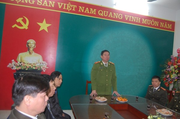 Thiếu tướng Đinh Văn Toản chúc mừng những thành tích của Đảng ủy, HĐND, UBND phường Nam Đồng