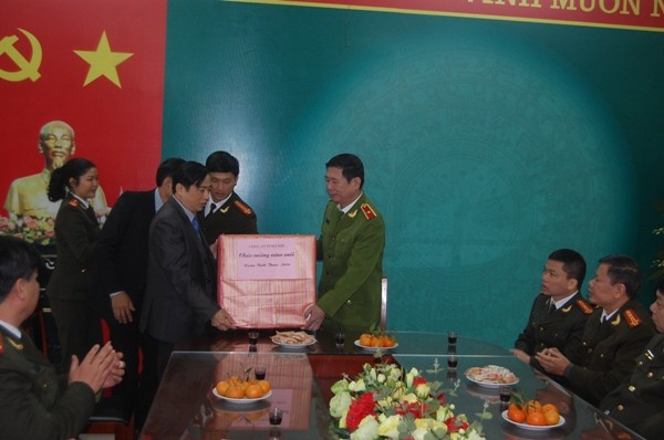 Đồng chí Phó Giám đốc CATP Hà Nội tặng quà, chúc Tết Đảng ủy, HĐND, UBND phường Nam Đồng nhân dịp năm mới 2016