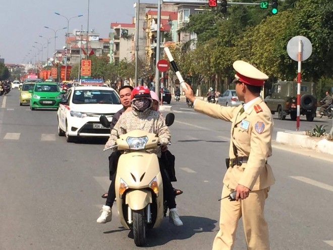 Nhiều người dân không đội mũ bảo hiểm, chở quá số người quy định lưu thông trên Quốc lộ tạo nguy cơ tiềm ẩn xảy ra TNGT đã bị CSGT kiên quyết yêu cầu dừng xe, khắc phục