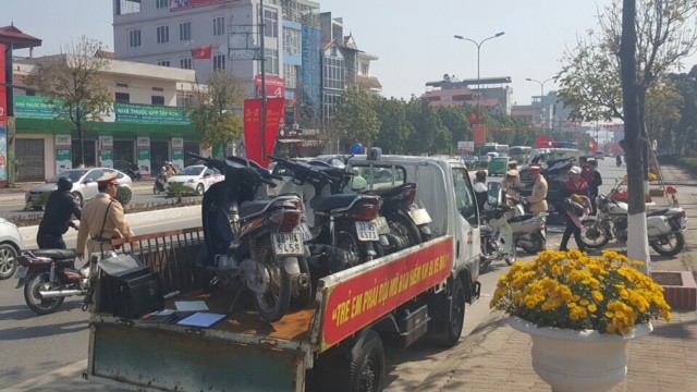 Nhiều chủ phương tiện đi chúc Tết uống rượu bia quá nồng độ cồn cho phép đã bị CSGT tạm giữ phương tiện và "mời" lên taxi về nhà để đảm bảo ATGT