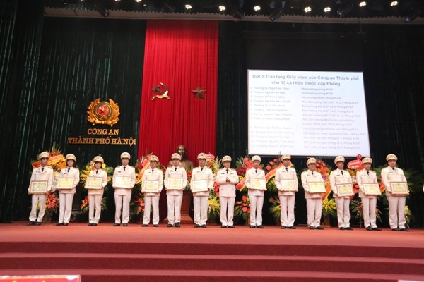 Đại tá Đào Thanh Hải, Phó Giám đốc CATP Hà Nội tặng Giấy khen của Giám đốc CATP Hà Nội cho các tập thể, cá nhân có thành tích xuất sắc trong công tác