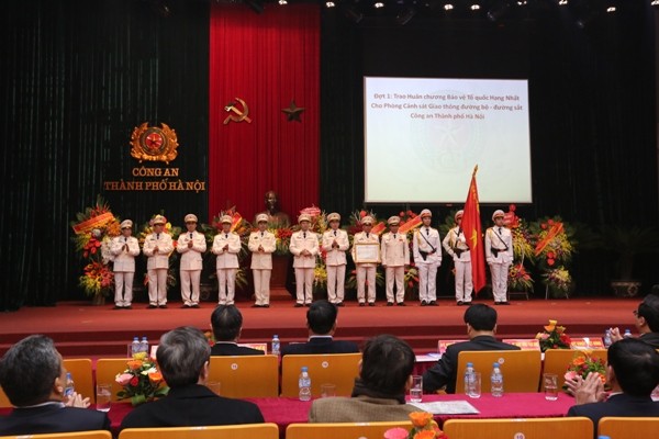 Thừa ủy quyền của Chủ tịch nước, Trung tướng Phạm Dũng, Thứ trưởng Bộ Công an trao tặng Huân chương Bảo vệ Tổ quốc hạng Nhất cho Phòng CSGT đường bộ - đường sắt, CATP Hà Nội