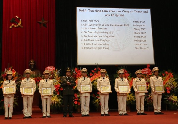 Thiếu tướng Lưu Quang Hợi, Phó Bí thư Đảng ủy, Phó Giám đốc CATP Hà Nội tặng Giấy khen của Giám đốc CATP Hà Nội cho các tập thể, cá nhân có thành tích xuất sắc trong công tác