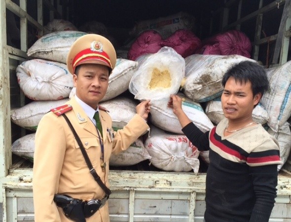 Thượng úy Nguyễn Quang Huy kiểm tra số mỡ bò bẩn lái xe chở trên xe tải