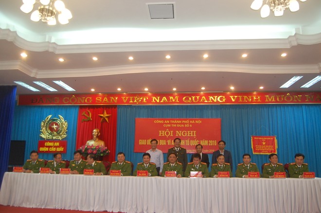 Thiếu tướng Lưu Quang Hợi cùng đại diện Quận ủy, HĐND, UBND quận Cầu Giấy chứng kiến 12 thành viên của Cụm thi đua số 6 ký cam kết thi đua năm 2016