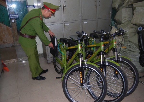 Mặc dù diện tích rất chật hẹp song Ban chỉ huy CAP Hàng Đào vẫn khéo léo, bố trí khoa học những chiếc xe đạp ở khu vực trực ban của đơn vị, đảm bảo hiệu quả khi sử dụng