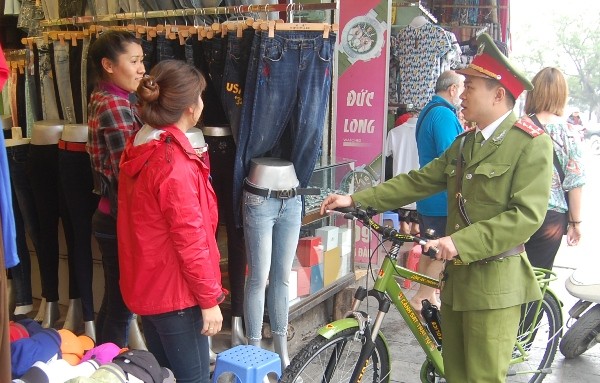 Sự gần gũi của người CSTT với chiếc xe đạp đã tạo nên hình ảnh thân thiện, đẹp trong mắt người dân