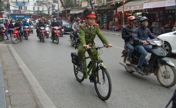 CSTT đi xe đạp làm nhiệm vụ đã trở thành hình ảnh thân thương trong mắt người dân phố cổ, du khách quốc tế