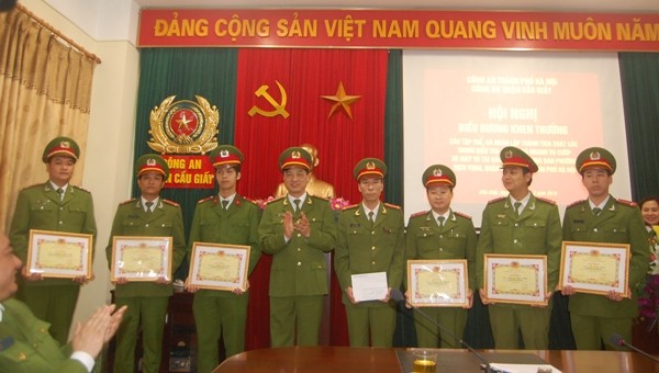 Đại tá Nguyễn Duy Ngọc biểu dương, chúc mừng, tặng Giấy khen của Giám đốc CATP Hà Nội cho các tập thể, cá nhân thuộc CAP Dịch Vọng, Đội CSHS CAQ Cầu Giấy có thành tích trong điều tra khám phá vụ án