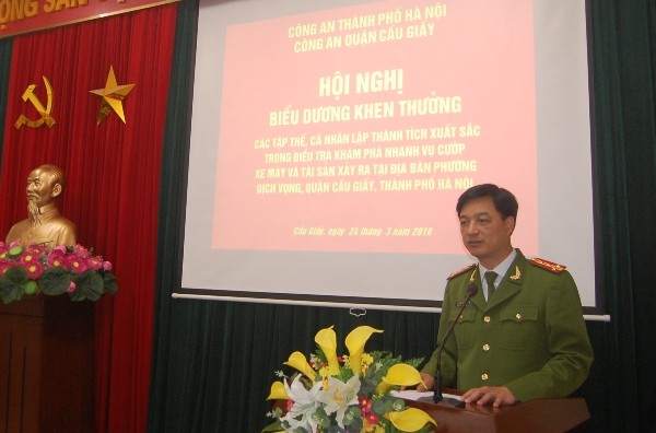 Đại tá Nguyễn Duy Ngọc lưu ý CAQ Cầu Giấy trên cơ sở kế hoạch đấu tranh phòng chống tội phạm chung của CATP Hà Nội, cần thay đổi, bổ sung...sao cho phù hợp với đặc điểm, tình hình của địa bàn, đảm bảo vững chắc ANTT