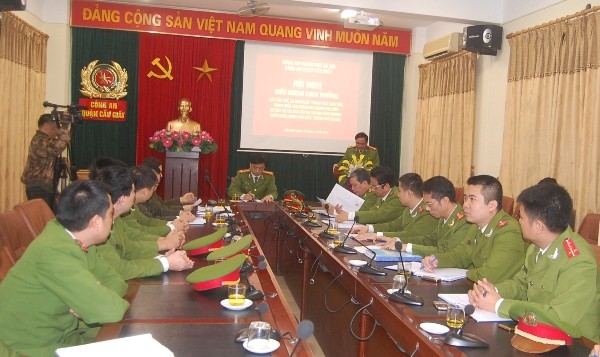 Đại tá Nguyễn Văn Sơn, Trưởng CAQ Cầu Giấy báo cáo kết quả điều tra khám phá vụ án trước đồng chí Đại tá Nguyễn Duy Ngọc, Phó Giám đốc CATP Hà Nội