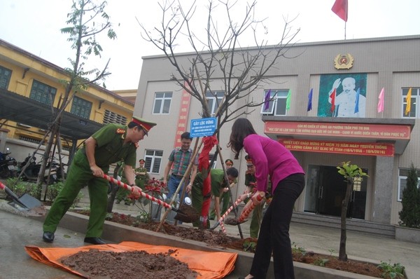 Đại tá Nguyễn Hồng Thái, Trưởng CAQ Hoàng Mai cùng đại diện lãnh đạo Đảng ủy, HĐND, UBND phường Trần Phú trồng cây lưu niệm tại CAP Trần Phú nhân dịp kỷ niệm 70 năm Ngày truyền thống của lực lượng CSQLHC về TTXH